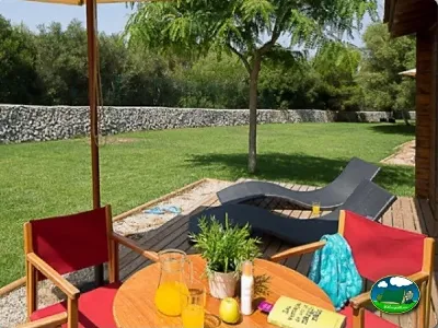 Glamping con terraza, tumbonas y vistas al jardín del Camping Son Bou, Alaior (Menorca)