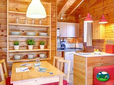 Cabaña interior cocina y comedor madera del Camping Son Bou, Alaior (Menorca)