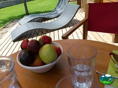 Bungalow con terraza y tumbonas, vistas al césped del Camping Son Bou, Alaior (Menorca)