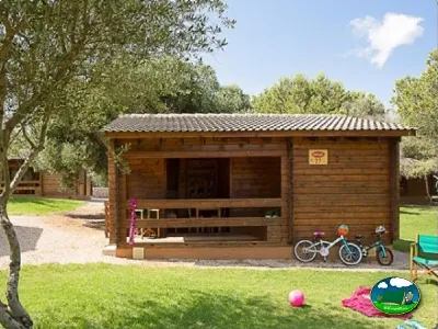 Cabaña de madera con parcela y zona infantil del Camping Son Bou, Alaior (Menorca)