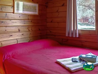 Cabaña de madera con cama doble del Camping Son Bou, Alaior (Menorca)