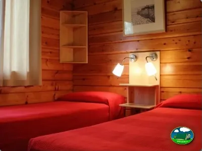 Cabaña interior con camas y madera del Camping Son Bou, Alaior (Menorca)