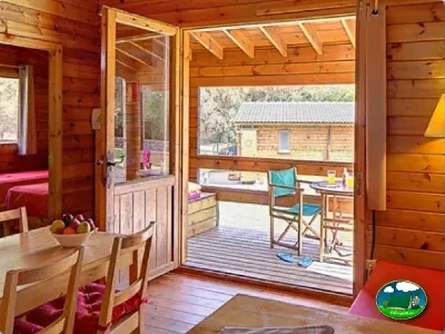 Cabaña de madera con terraza y vistas al recinto del Camping Son Bou, Alaior (Menorca)
