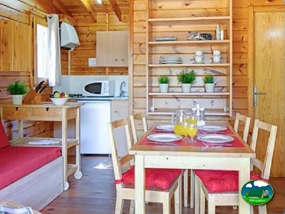 Interior cabaña con cocina, comedor y zona de descanso del Camping Son Bou, Alaior (Menorca)