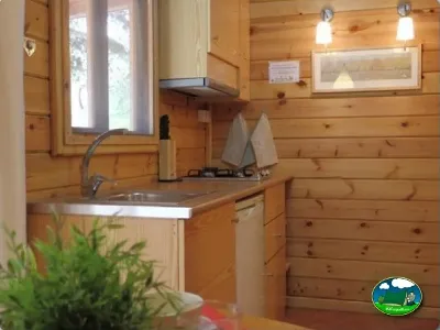 Cabaña interior cocina madera del Camping Son Bou, Alaior (Menorca)