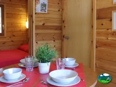 Cabaña interior con salón comedor y dormitorio del Camping Son Bou, Alaior (Menorca)