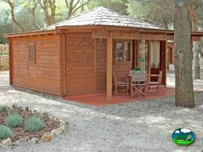 Cabaña de madera con terraza y vistas al bosque del Camping Son Bou, Alaior (Menorca)
