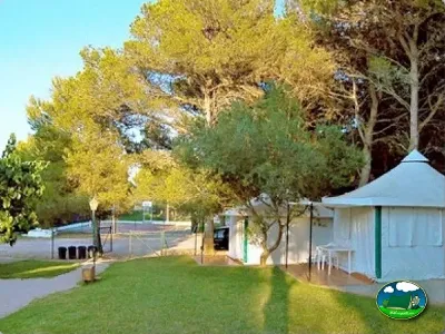 Glamping con vistas a zona deportiva del Camping Son Bou, Alaior (Menorca)