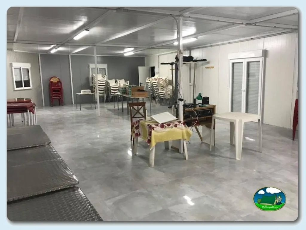 Zona cubierta con mesas y sillas del Camping Cortijomar, Oropesa (Castellón)