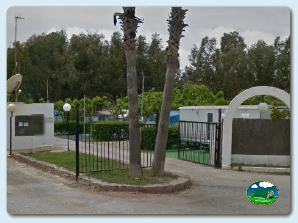 Entrada del recinto con portada del Camping Kivu, Orpesa/Oropesa del Mar (Castellón)