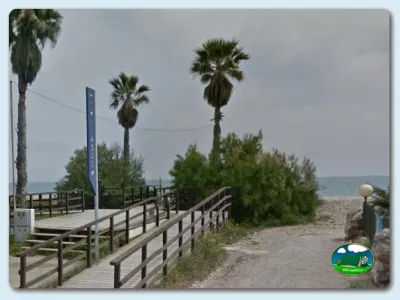 Playa junto al mar, acceso con pasarela de madera y palmeras del Camping Kivu, Orpesa/Oropesa del Mar (Castellón)