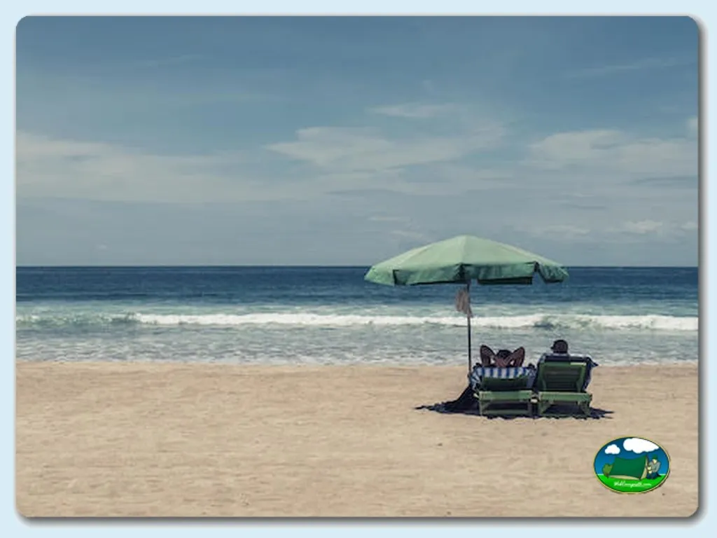 Playa junto al mar con sombrilla y tumbona del Camping Oasis, Oropesa (Castellón)