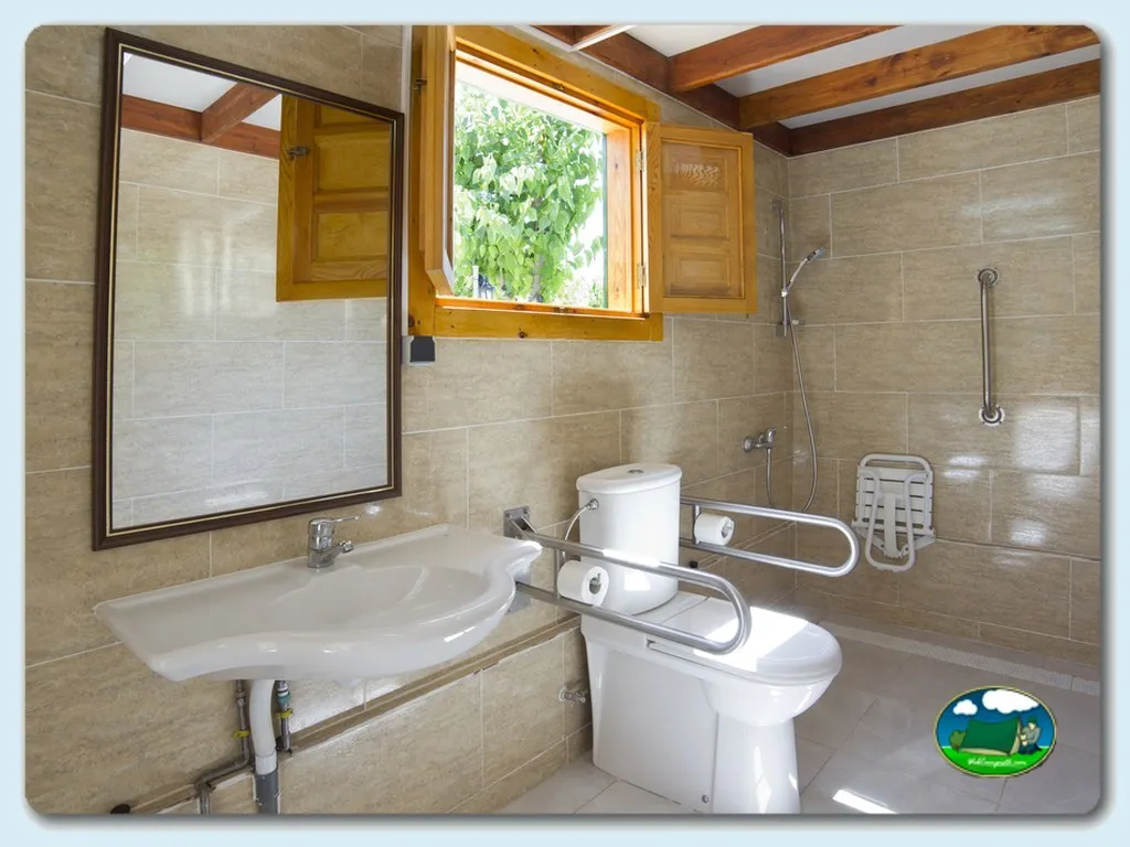 Aseos con ducha y lavabo del Camping Oasis, Oropesa (Castellón)