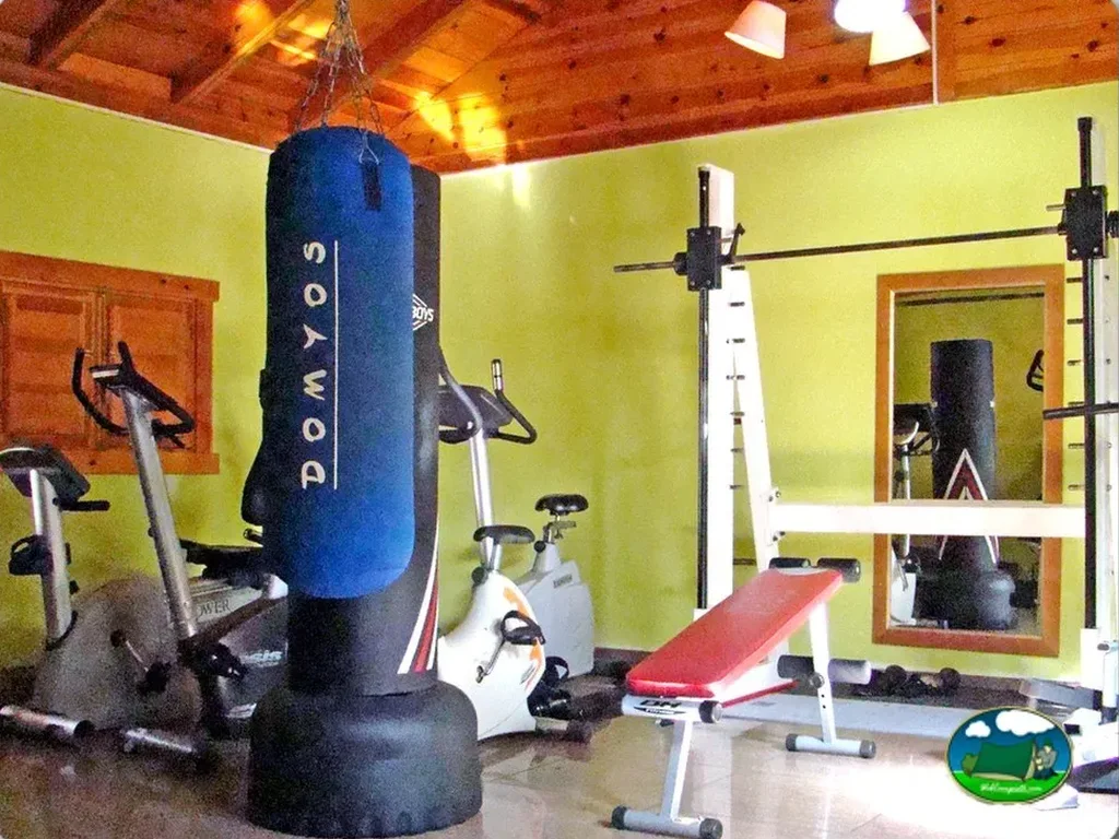 Sala de fitness con sacos de boxeo y equipos de entrenamiento del Camping Oasis, Oropesa (Castellón)