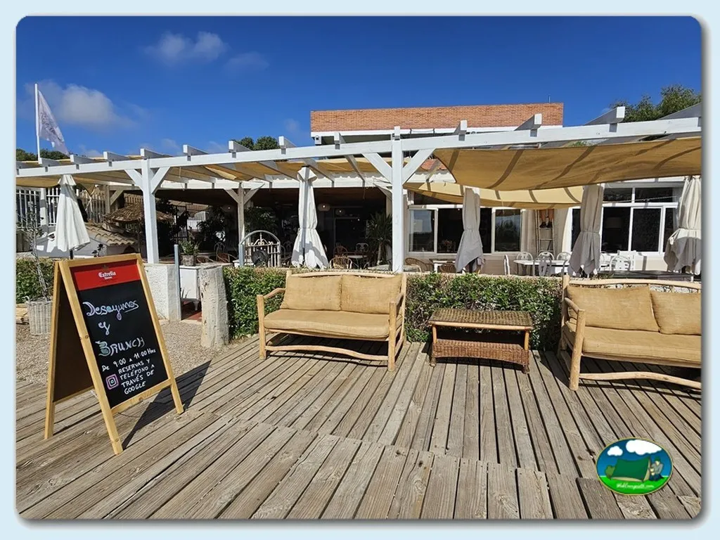 Restaurante bar con terraza y sofás del Camping Torre de la Sal, Ribera de Cabanes (Castellón)