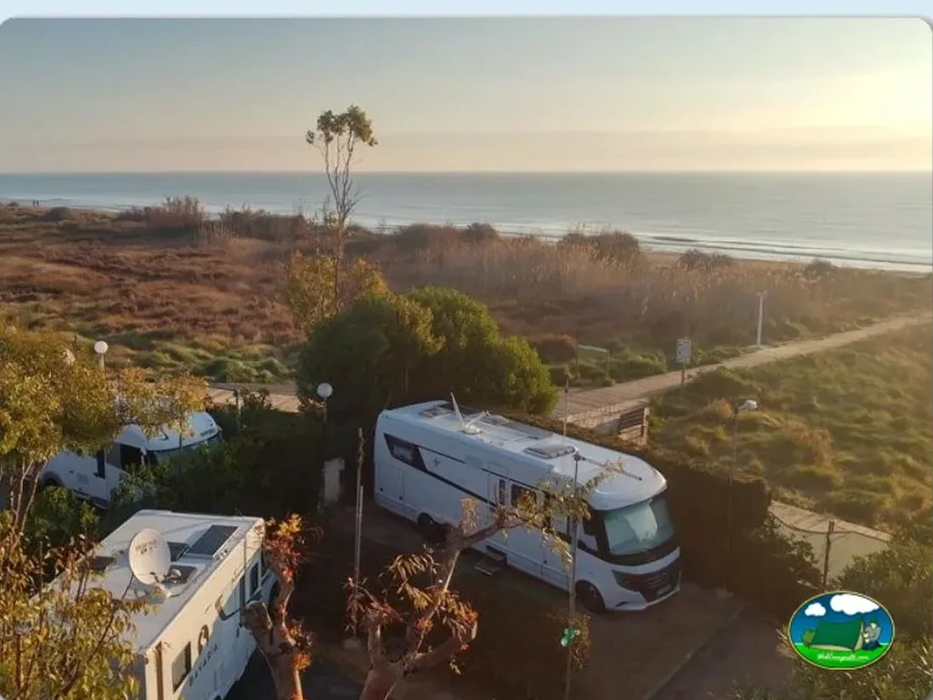 Parcelas junto al mar con mobil-homes del Camping Torre de la Sal, Ribera de Cabanes (Castellón)