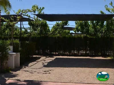 Parcela con pérgola y vegetación del Camping Bravoplaya, Ribera de cabanes (Castellón)