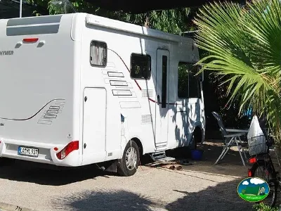 Mobil-home en parcela con vegetación tropical del Camping Bravoplaya, Ribera de cabanes (Castellón)