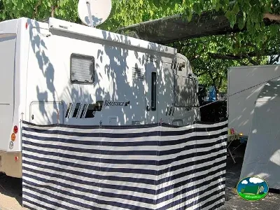 Mobil-home con toldo de rayas azul y blanco del Camping Bravoplaya, Ribera de cabanes (Castellón)
