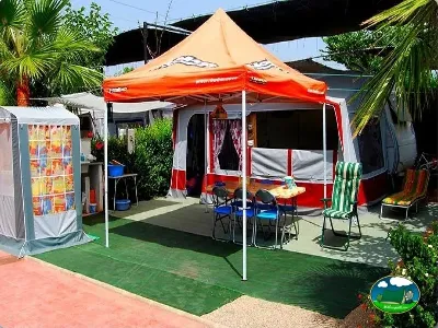 Parcela con tienda de acampada y zona de estar del Camping Bravoplaya, Ribera de cabanes (Castellón)