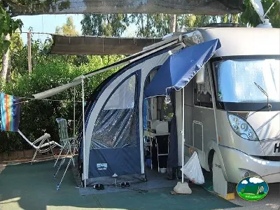 Mobil-home con toldo y zona de estancia del Camping Bravoplaya, Ribera de cabanes (Castellón)