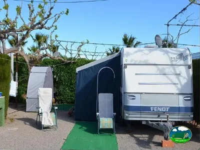 Mobil-home y tienda de acampada en parcela del Camping Bravoplaya, Ribera de cabanes (Castellón)
