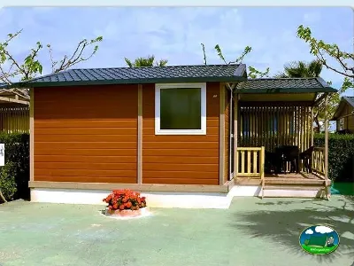 Bungalow de madera con terraza y entrada independiente del Camping Bravoplaya, Ribera de cabanes (Castellón)