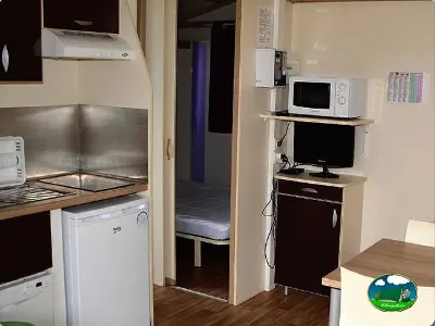 Mobil-home interior con cocina y zona de estar del Camping Bravoplaya, Ribera de cabanes (Castellón)