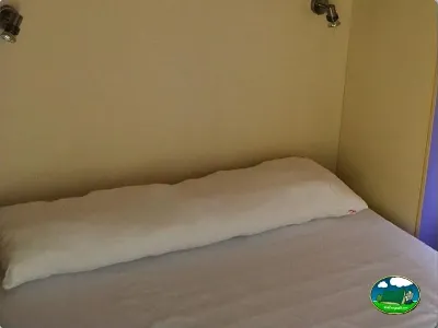 Interior de alojamiento con cama del Camping Bravoplaya, Ribera de cabanes (Castellón)