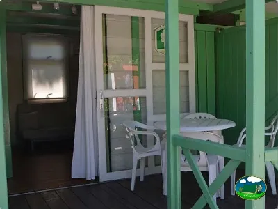 Mobil-home con terraza y zona de estar del Camping Bravoplaya, Ribera de cabanes (Castellón)