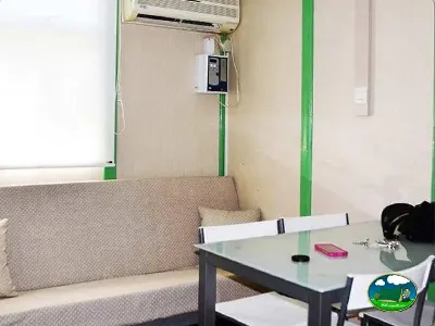 Mobil-home interior con salón y aire acondicionado del Camping Bravoplaya, Ribera de cabanes (Castellón)