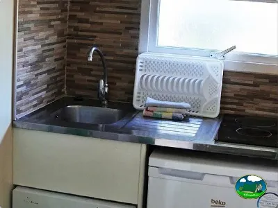 Mobil-home cocina con fregadero y vitrocerámica del Camping Bravoplaya, Ribera de cabanes (Castellón)