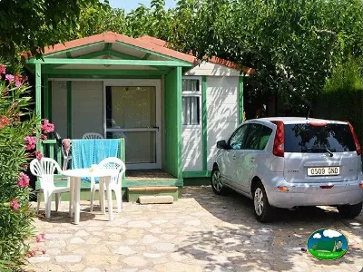 Mobil-home con aparcamiento y zona ajardinada del Camping Bravoplaya, Ribera de cabanes (Castellón)