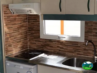 Mobil-home cocina con encimera y fregadero del Camping Bravoplaya, Ribera de cabanes (Castellón)