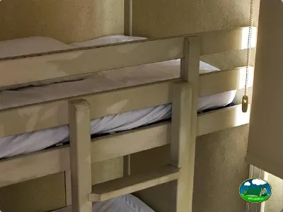 Literas en tienda de acampada del Camping Bravoplaya, Ribera de cabanes (Castellón)