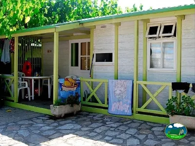 Bungalow con terraza y porche verde del Camping Bravoplaya, Ribera de cabanes (Castellón)