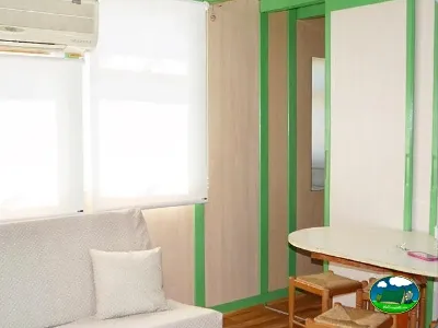 Mobil-home interior con aire acondicionado y zona de descanso del Camping Bravoplaya, Ribera de cabanes (Castellón)
