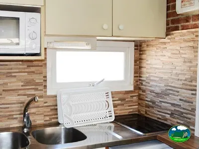 Cocina de mobil-home con equipamiento completo del Camping Bravoplaya, Ribera de cabanes (Castellón)