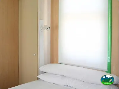 Mobil-home interior con cama doble del Camping Bravoplaya, Ribera de cabanes (Castellón)