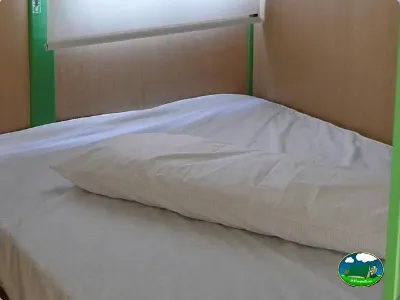 Mobil-home interior cama del Camping Bravoplaya, Ribera de cabanes (Castellón)