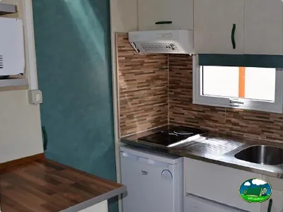 Mobil-home cocina equipada con horno y fregadero del Camping Bravoplaya, Ribera de cabanes (Castellón)