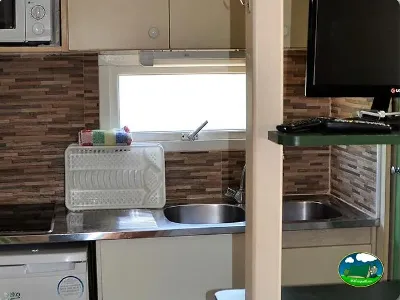 Cocina mobil-home con electrodomésticos del Camping Bravoplaya, Ribera de cabanes (Castellón)
