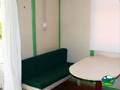 Tienda de acampada interior con sofá del Camping Bravoplaya, Ribera de cabanes (Castellón)