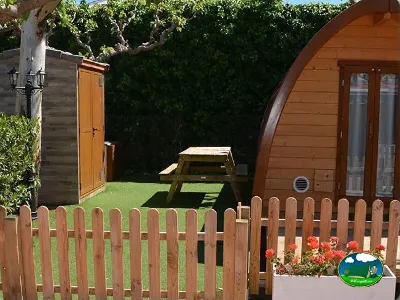 Glamping bota con parcela privada y zona de estar del Camping Bravoplaya, Ribera de cabanes (Castellón)