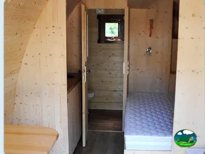 Cabaña interior con madera natural y cama del Camping Bravoplaya, Ribera de cabanes (Castellón)