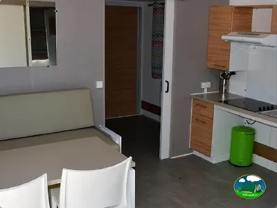 Mobil-home interior con cocina y zona de estar del Camping Bravoplaya, Ribera de cabanes (Castellón)