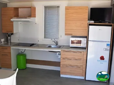 Mobil-home cocina equipada con nevera y microondas del Camping Bravoplaya, Ribera de cabanes (Castellón)