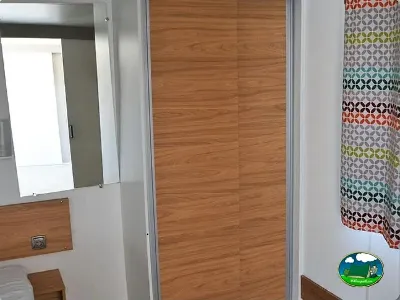 Interior mobil-home con puerta corredera del Camping Bravoplaya, Ribera de cabanes (Castellón)