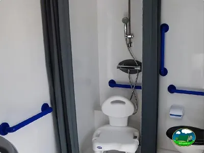 Aseos con inodoro químico del Camping Bravoplaya, Ribera de cabanes (Castellón)