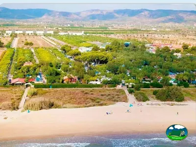 Playa junto al mar con camping y montaña de fondo del Camping Bravoplaya, Ribera de cabanes (Castellón)
